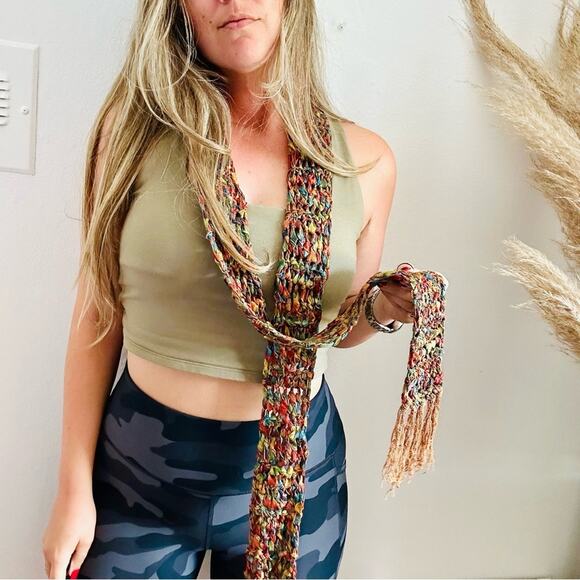 VINTAGE Gold Blue Tassel Texture Knit Yarn Multi Red Strand Scarf Cloth Bib Wrap - Picture 1 of 10
